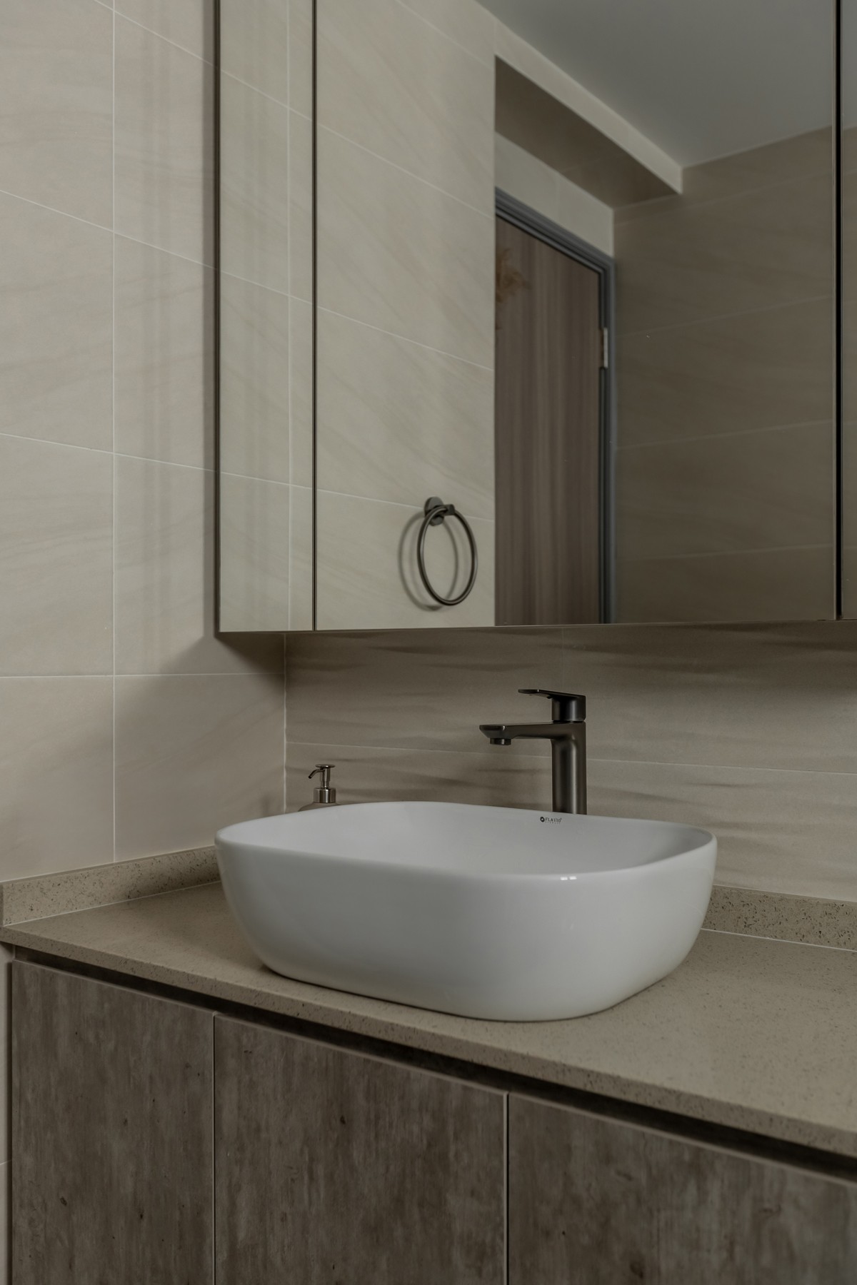 Modern Bathroom with Countertop and Homogeneous Tiles