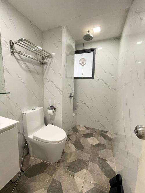 Asian Bathroom at Modern Peranakan