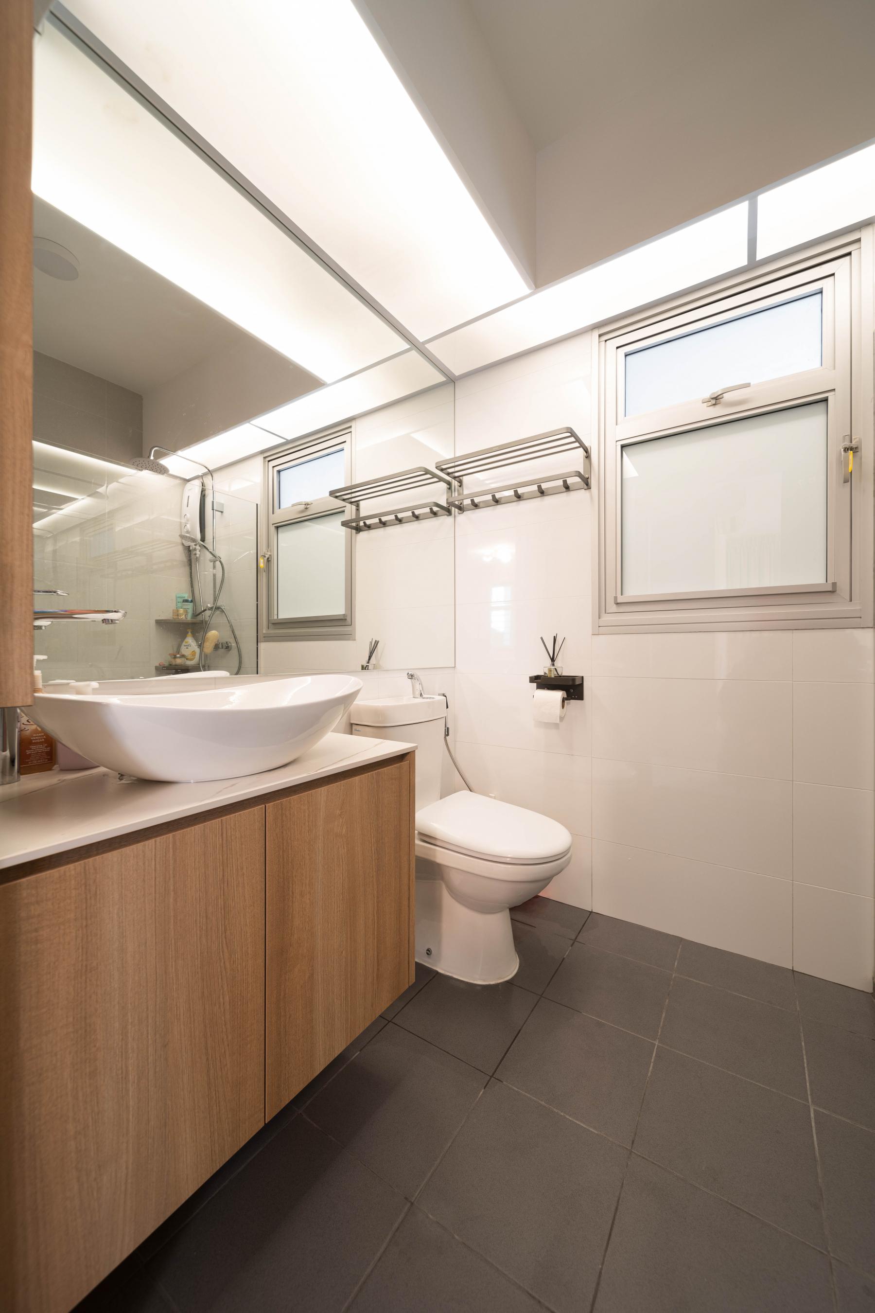 Contemporary Bathroom with Mirror and Bathroom Storage
