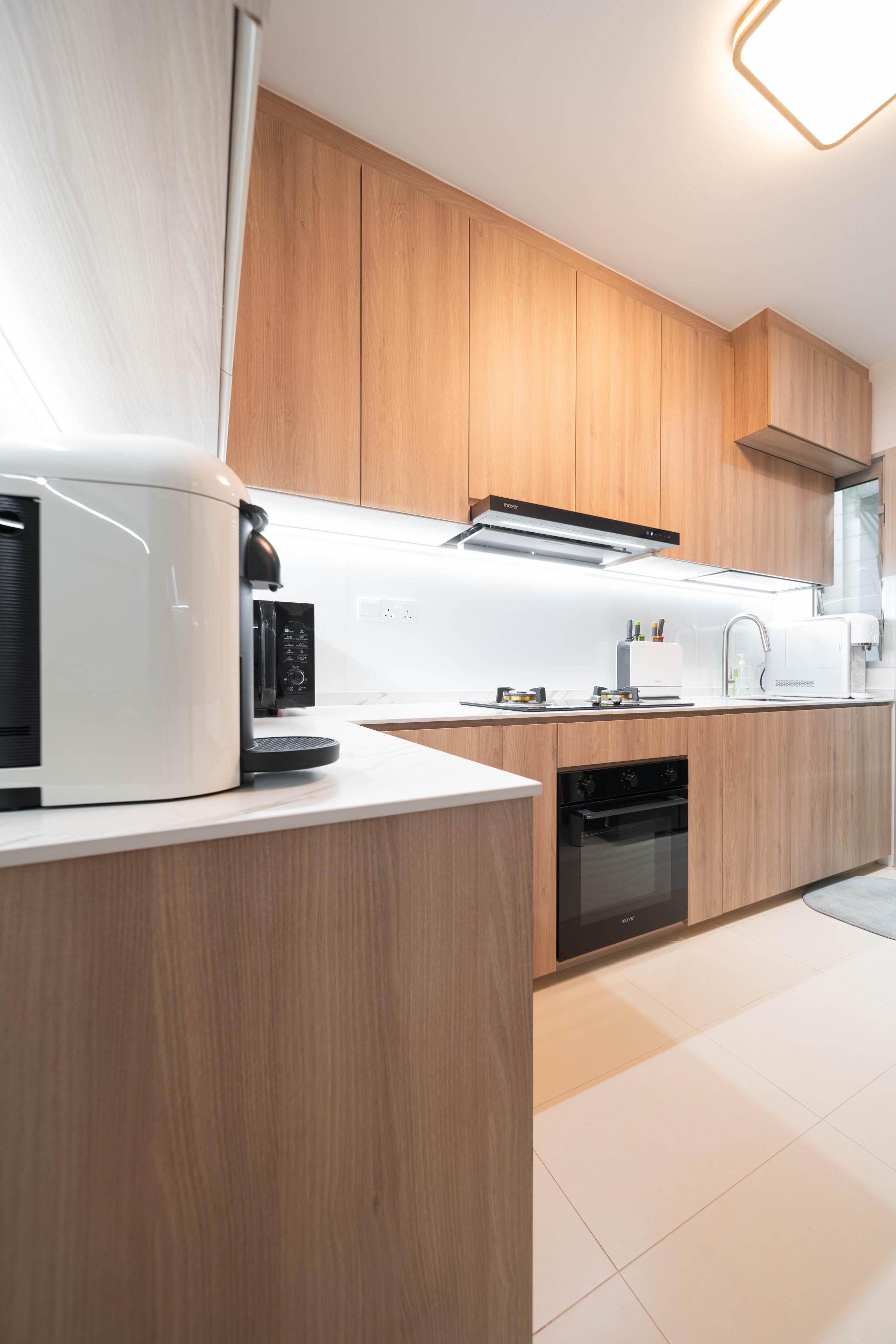 Contemporary Kitchen with Countertop and Kitchen Accessories
