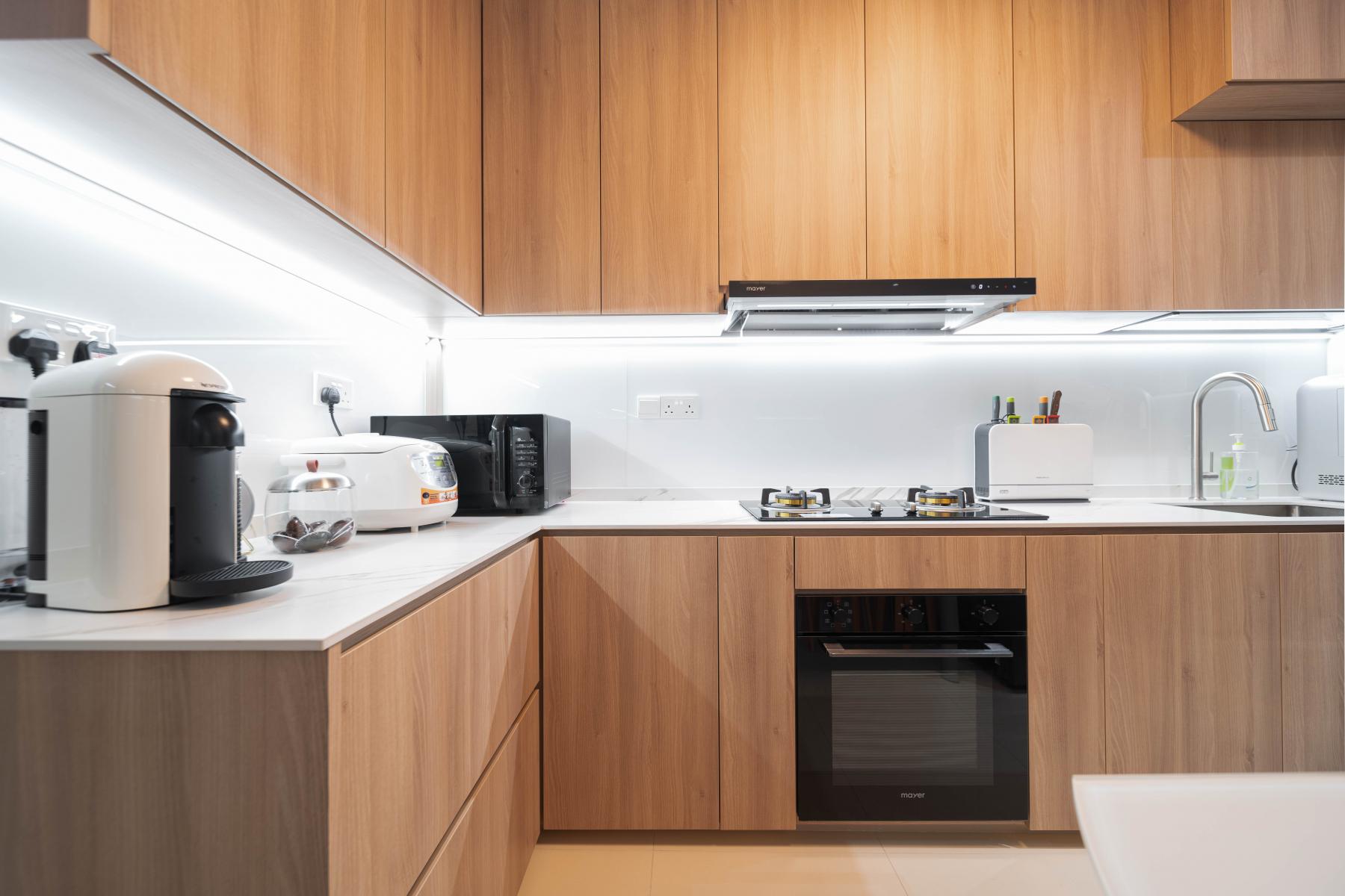 Contemporary Kitchen with Countertop and Kitchen Backsplash