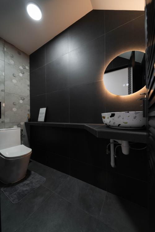 Industrial Bathroom at Rustic Industrial