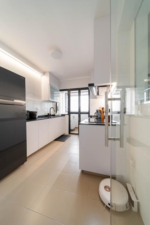 Modern Kitchen at Chic Retreat
