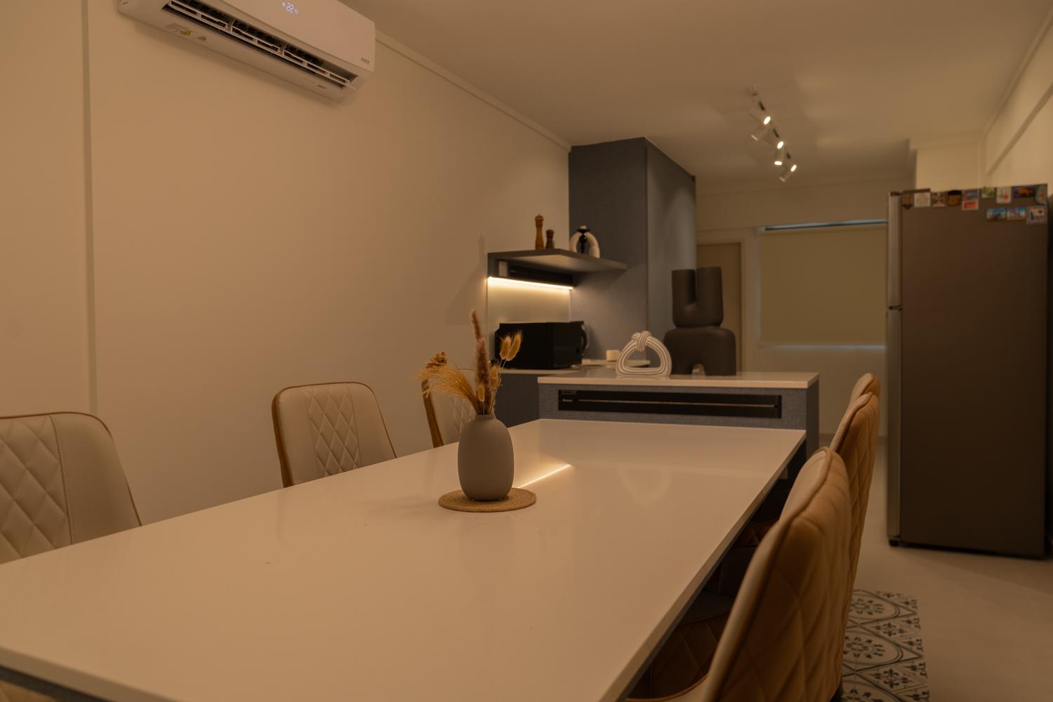 Modern Dining Room with Dining Table and Dining Chairs