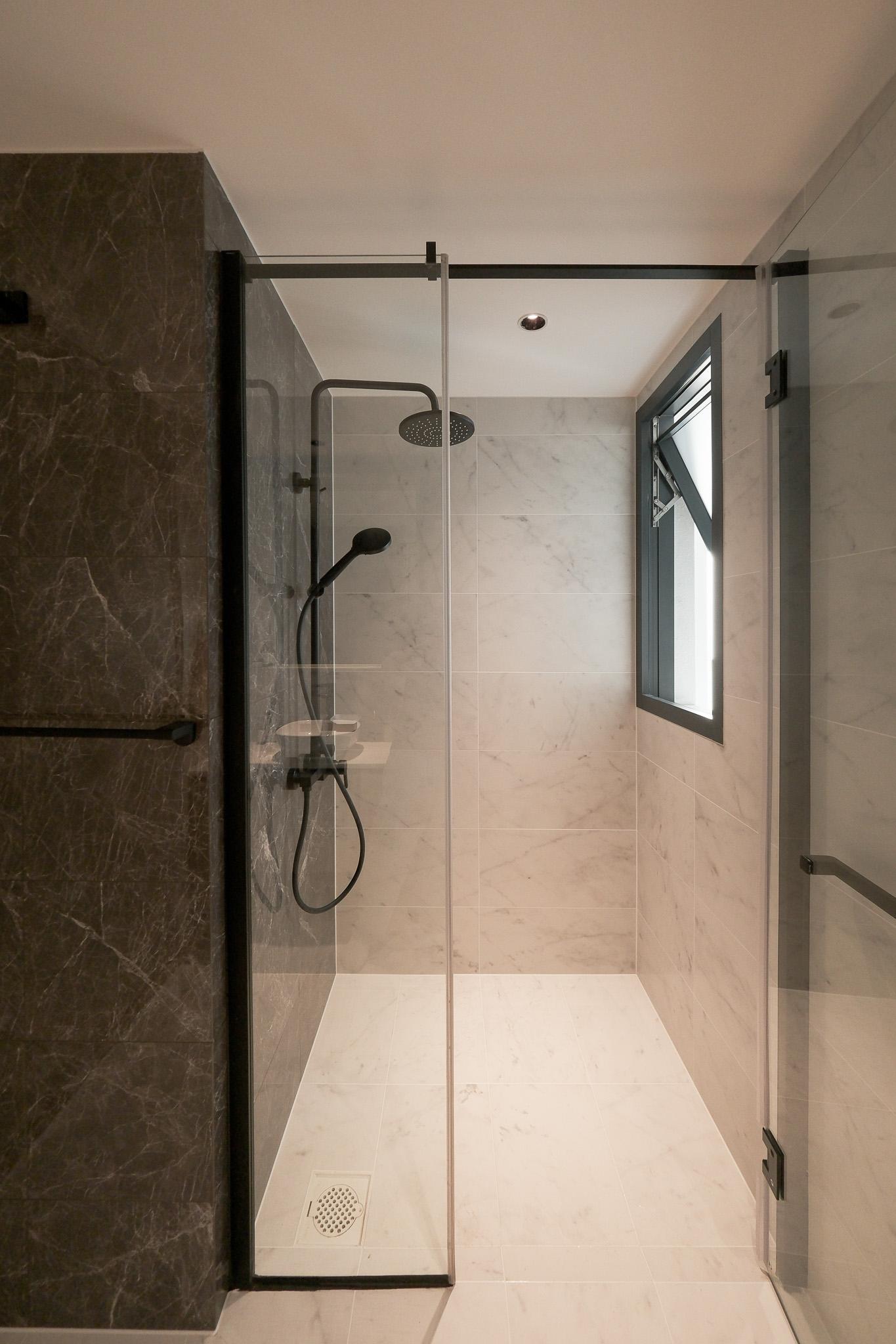 Contemporary Bathroom with Vinyl Flooring and Cement Floor