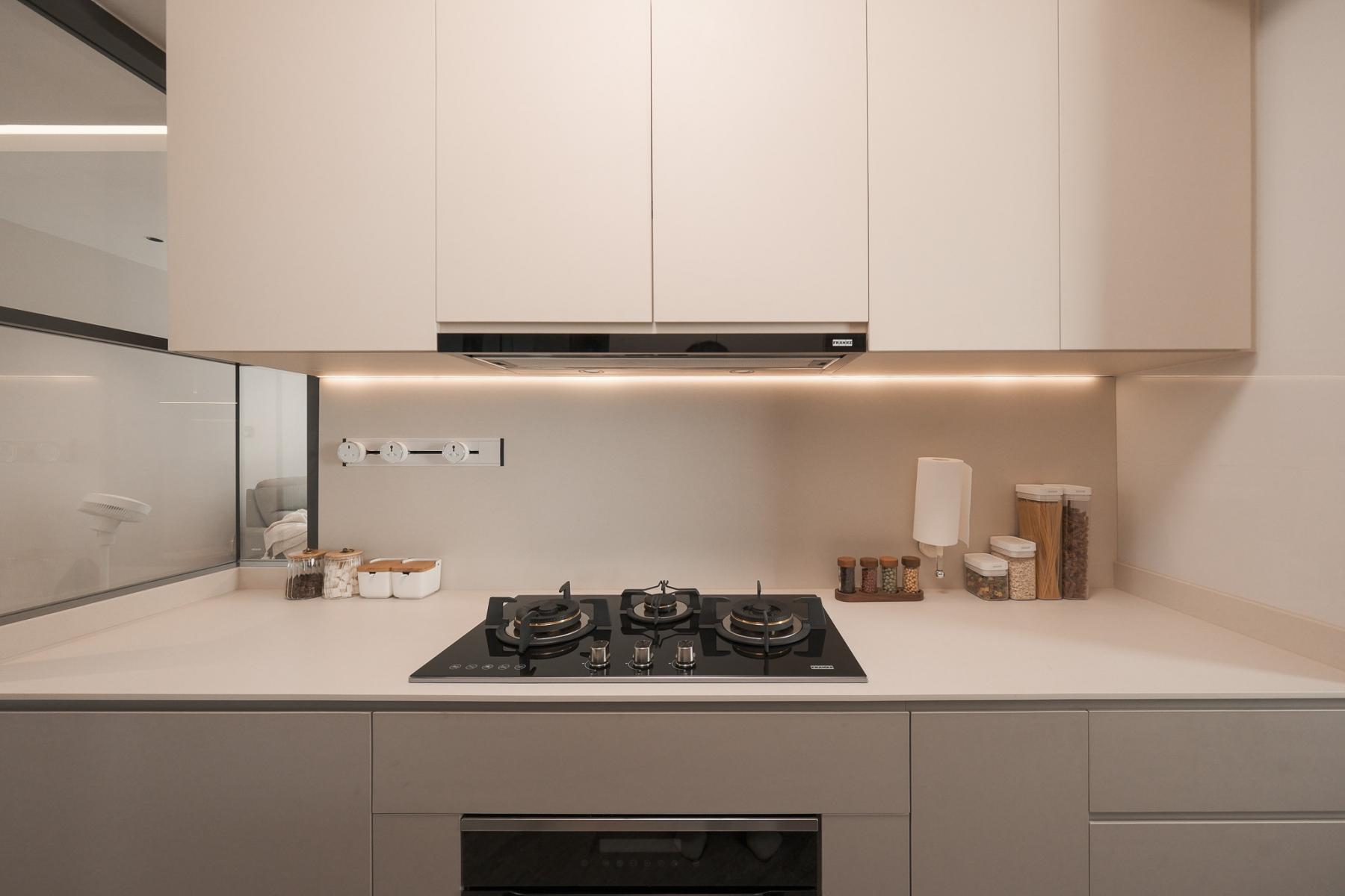 Contemporary Kitchen with Vinyl Flooring and Homogeneous Tiles