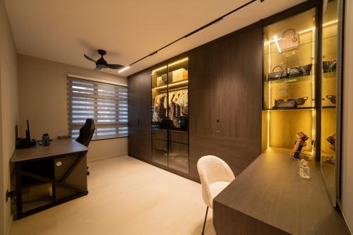 Modern Walk-in Wardrobe at Bidadari Park Drive
