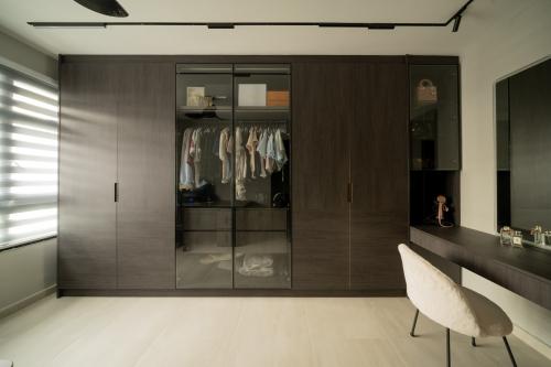 Modern Walk-in Wardrobe at Bidadari Park Drive