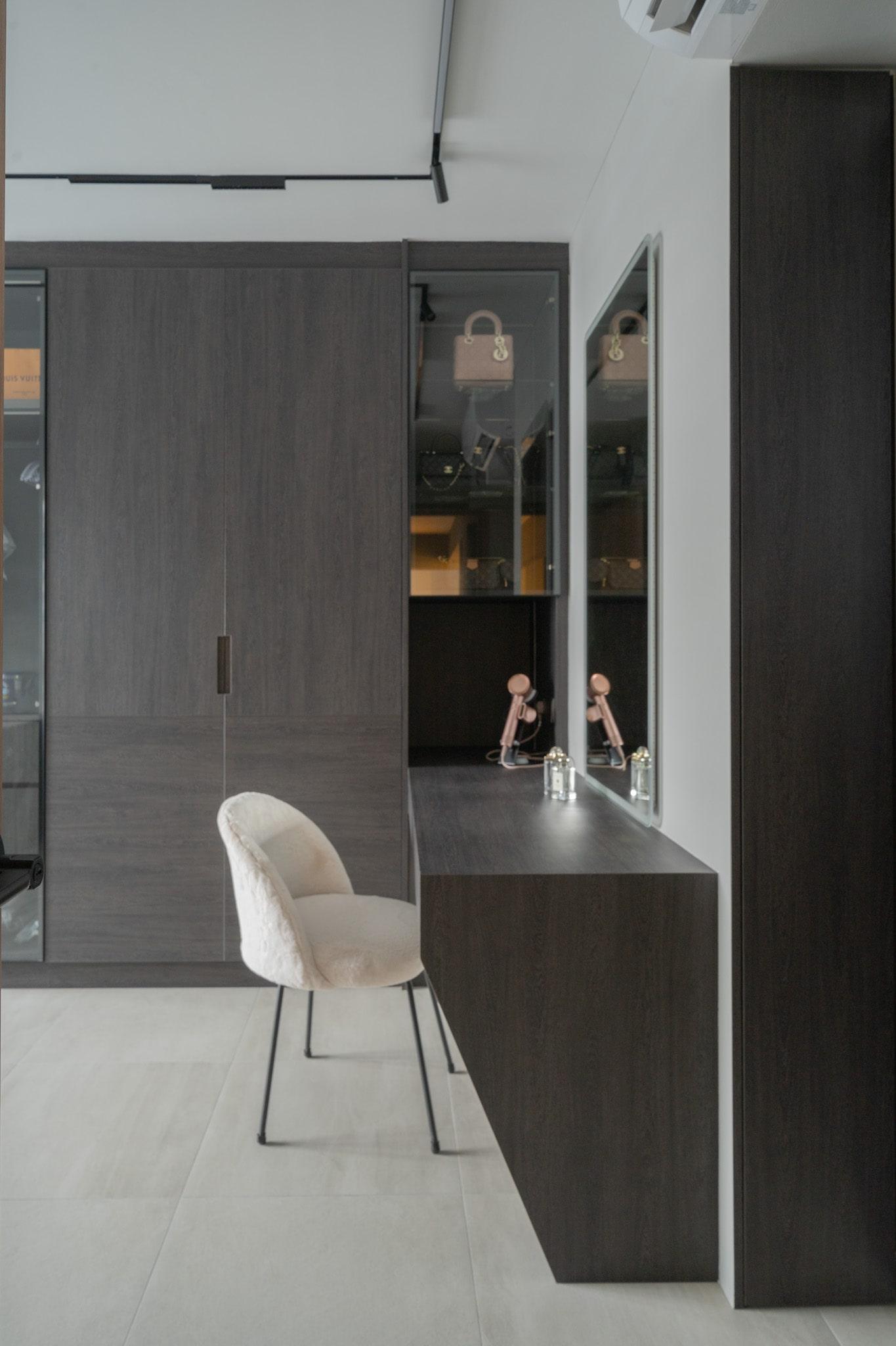 Modern Walk-in Wardrobe with Mirror and Wardrobe