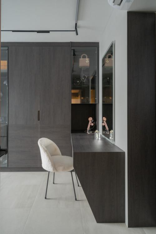 Modern Walk-in Wardrobe at Bidadari Park Drive