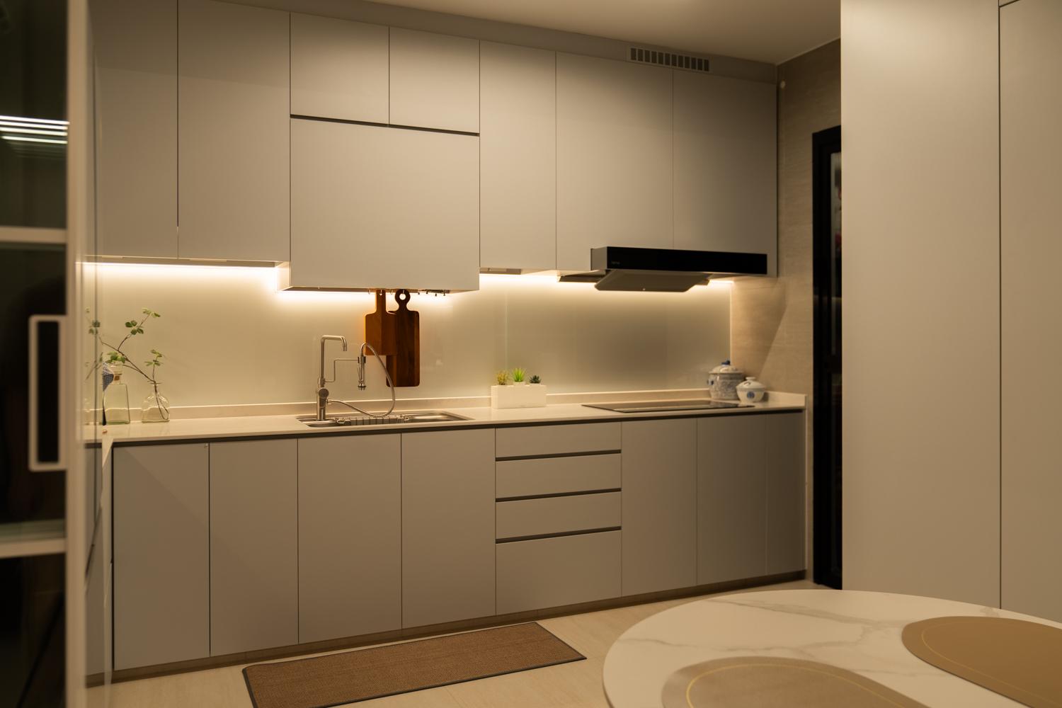 Modern Kitchen with Open Kitchen and Kitchen Backsplash