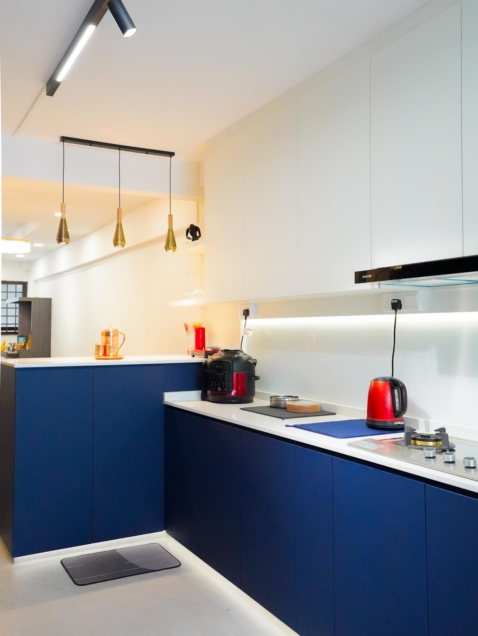 Modern Kitchen with Countertop and Homogeneous Tiles