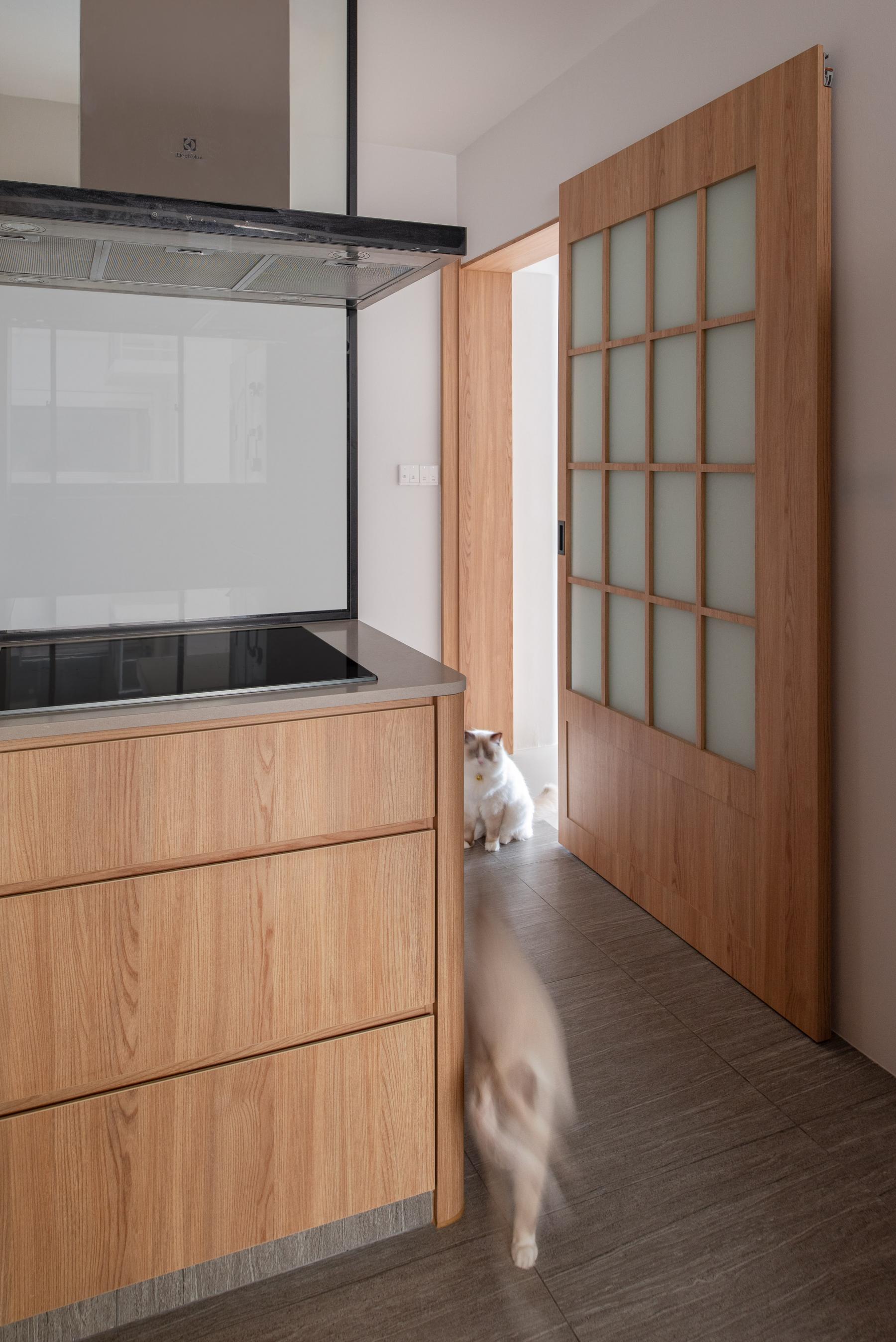 Minimalist Kitchen with Kitchen Island and Open Kitchen