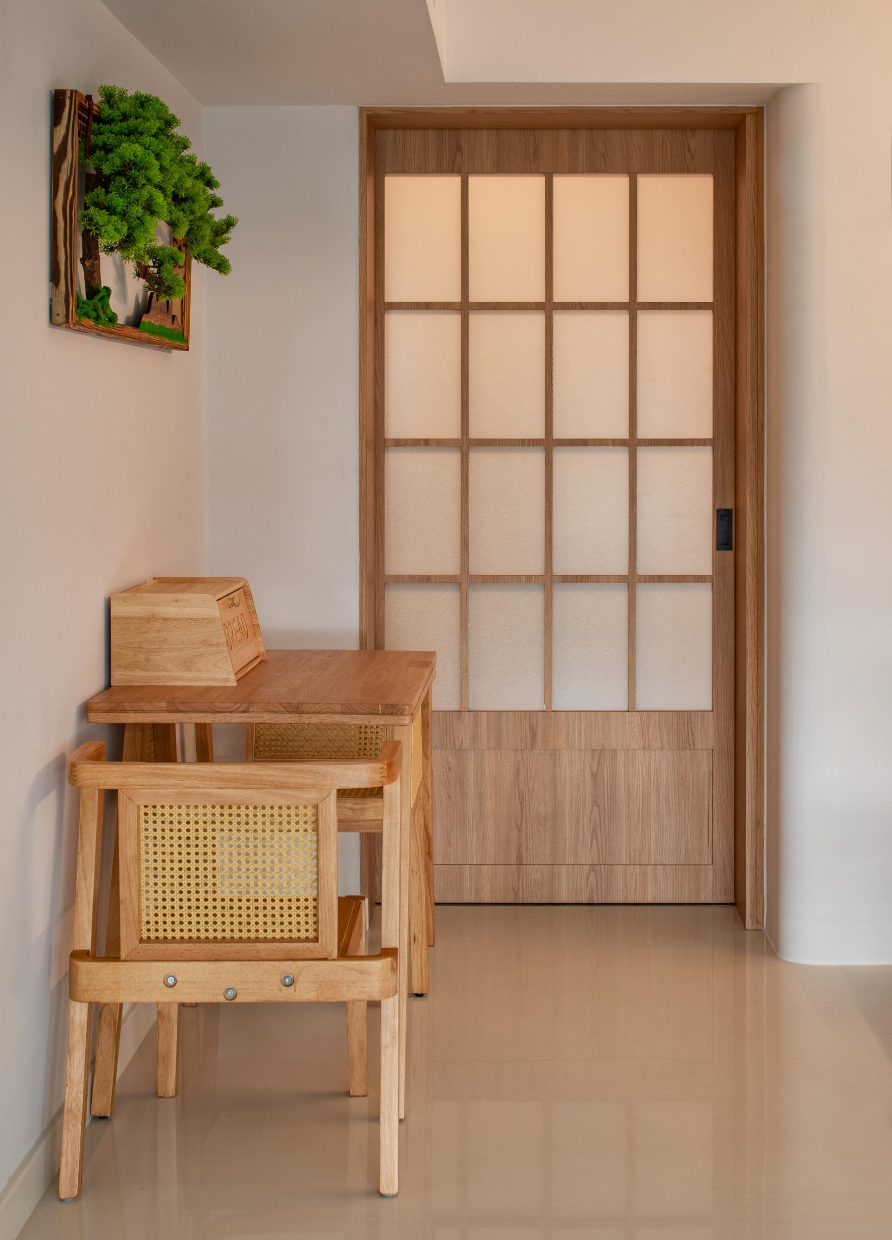 Minimalist Dining Room with Dining Table and Dining Chairs