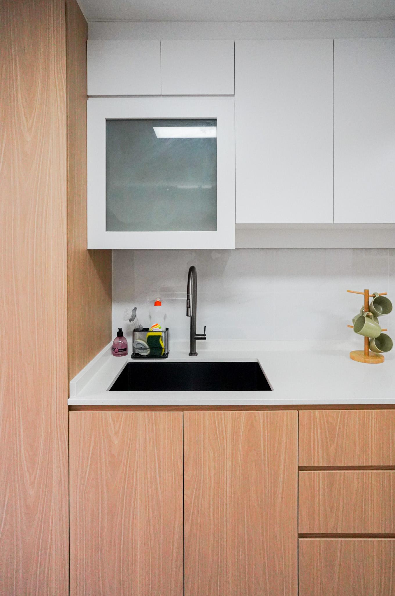 Modern Kitchen with Countertop and Kitchen Backsplash