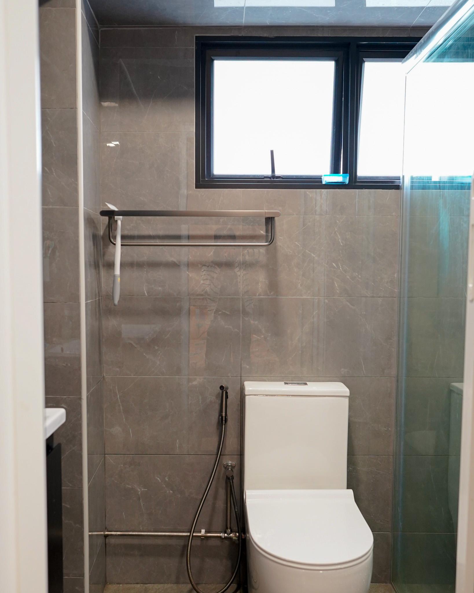 Scandinavian Bathroom with Homogeneous Tiles and Shower Screen