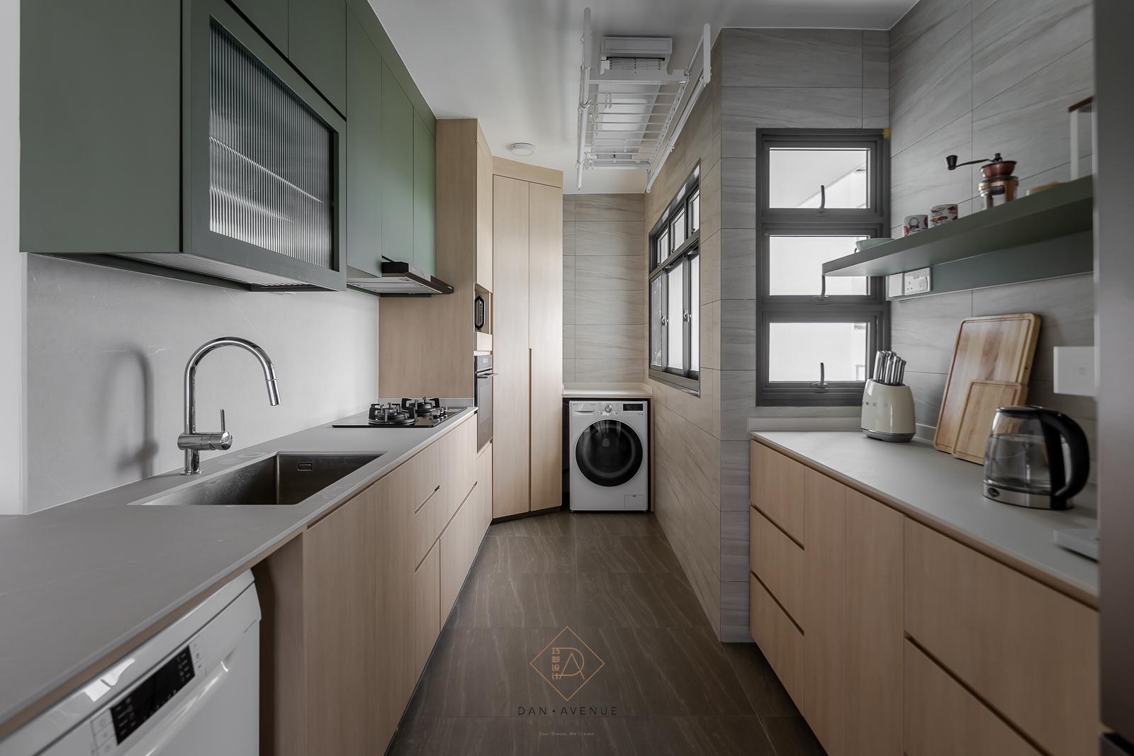 Transitional Kitchen with Countertop and Homogeneous Tiles