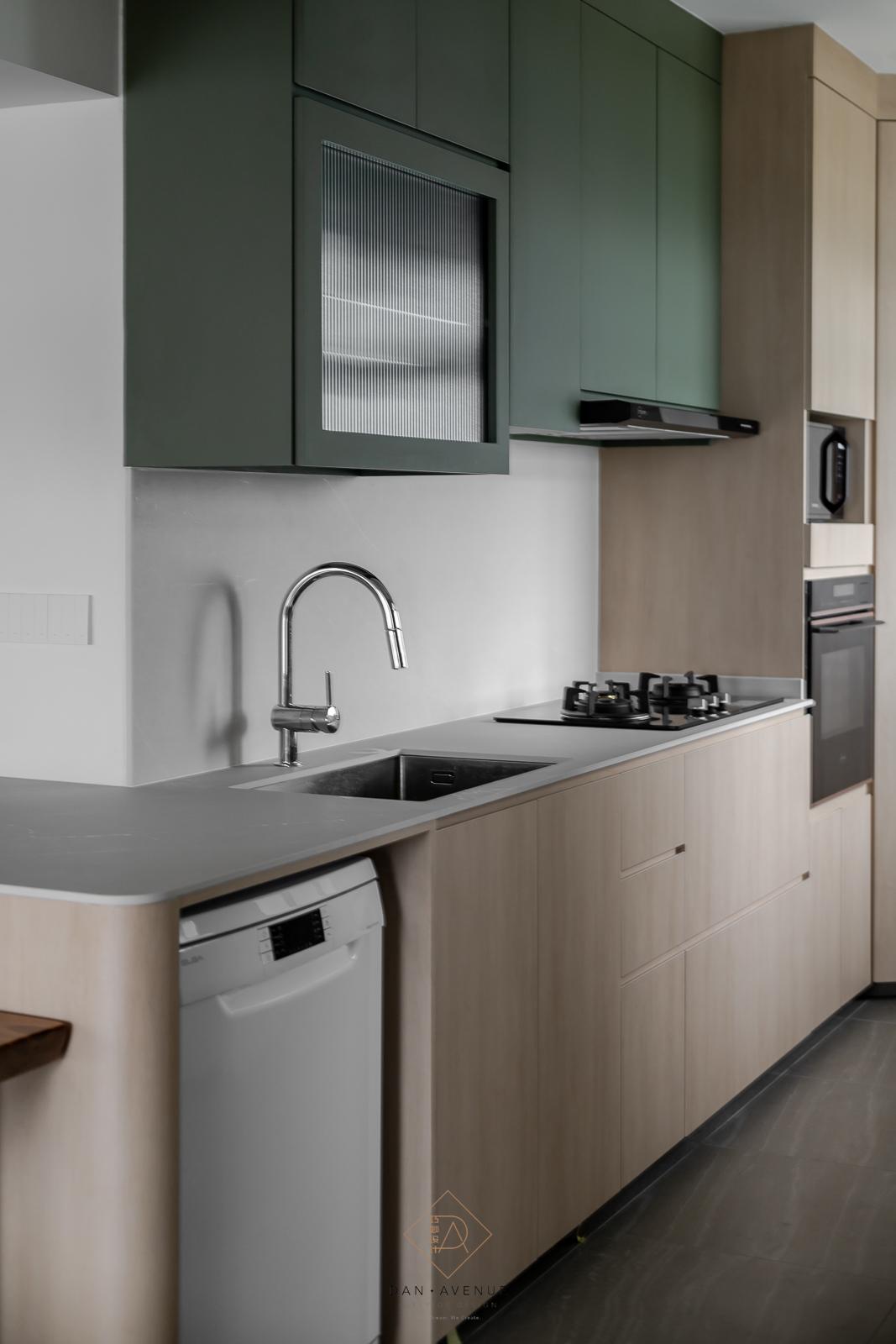 Transitional Kitchen with Countertop and Homogeneous Tiles