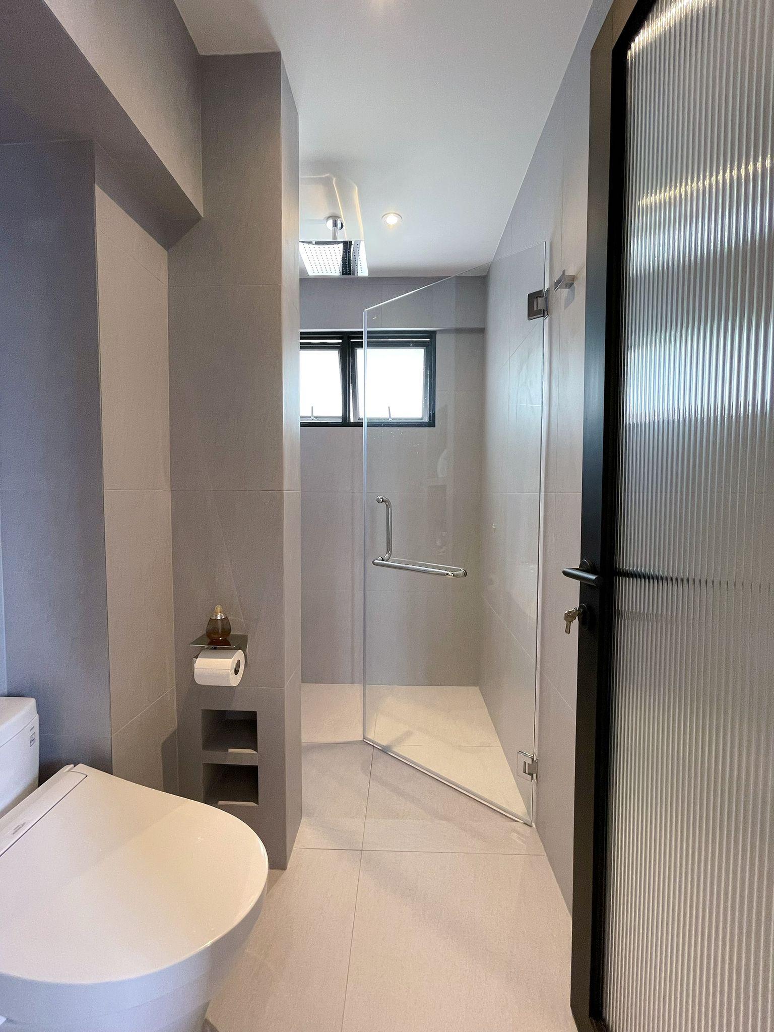 Modern Bathroom with Homogeneous Tiles and Rainshower