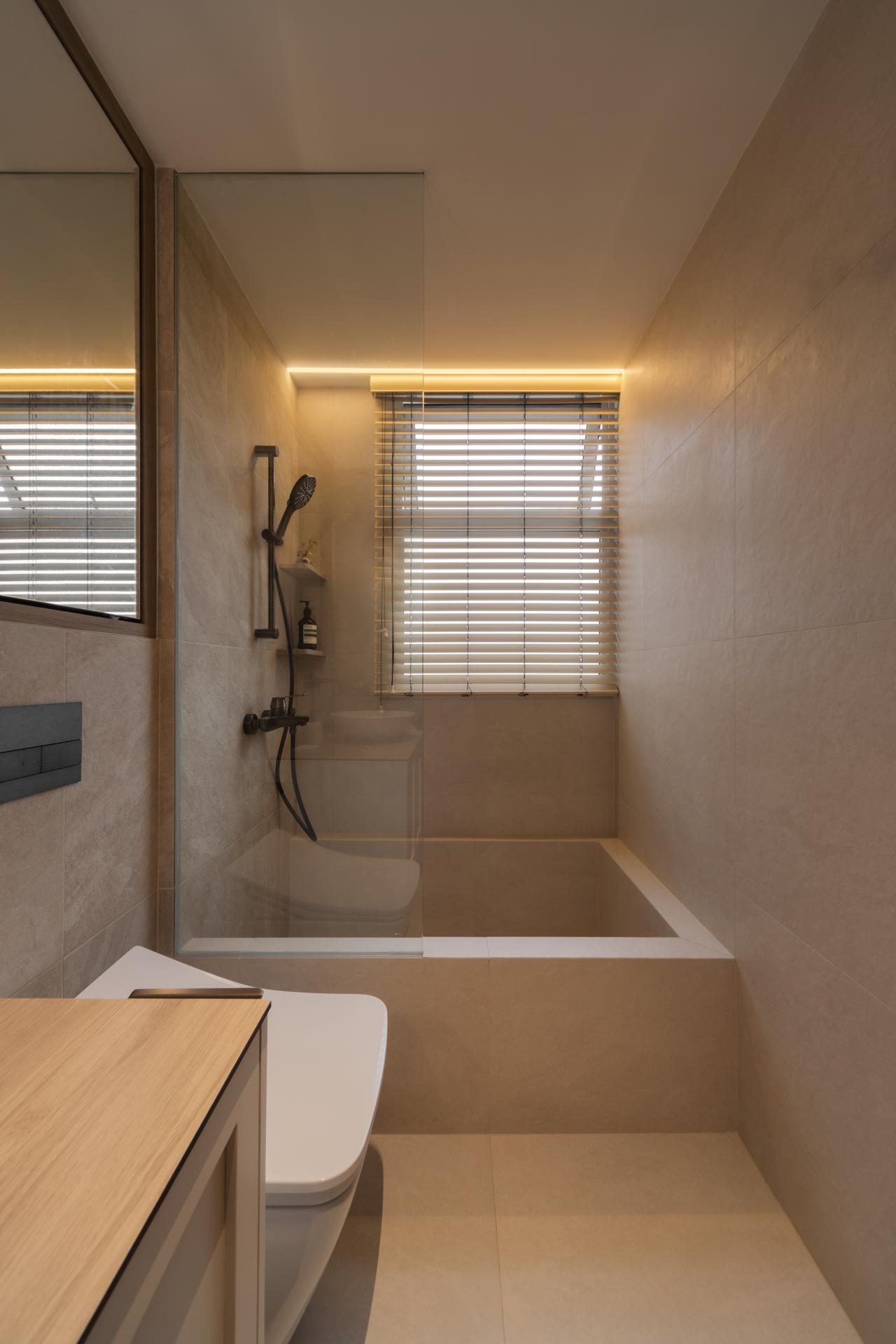 Modern Bathroom with Mirror and Bathtub