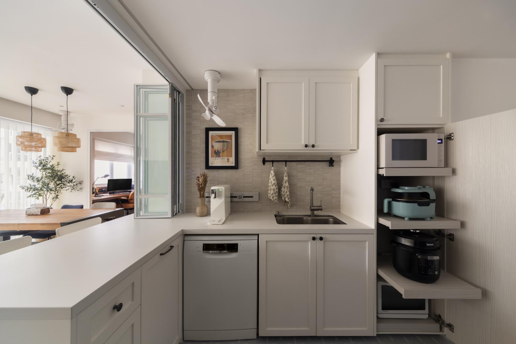 Modern Kitchen with Countertop and Breakfast Counter