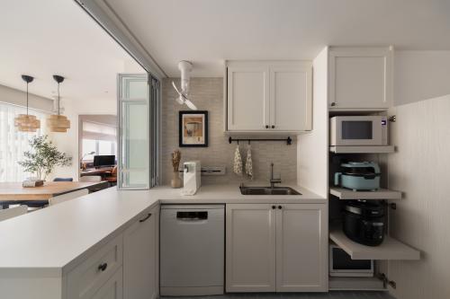 Modern Kitchen at Ecopolitan