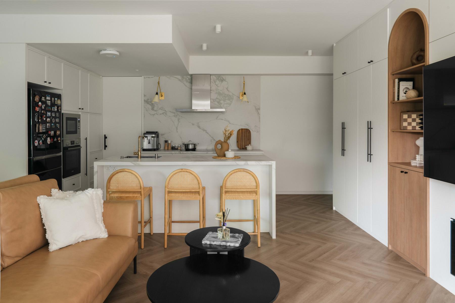 Contemporary Kitchen with Kitchen Island and Breakfast Counter