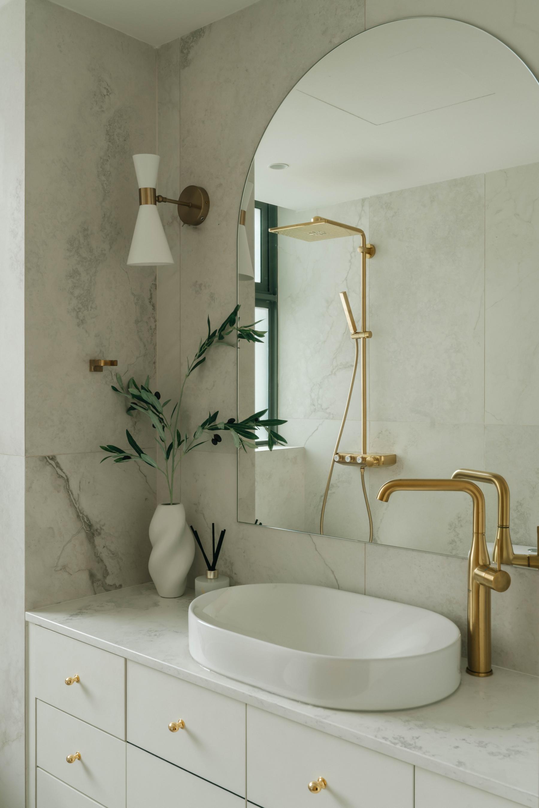 Contemporary Bathroom with Mirror and Vanity Counter