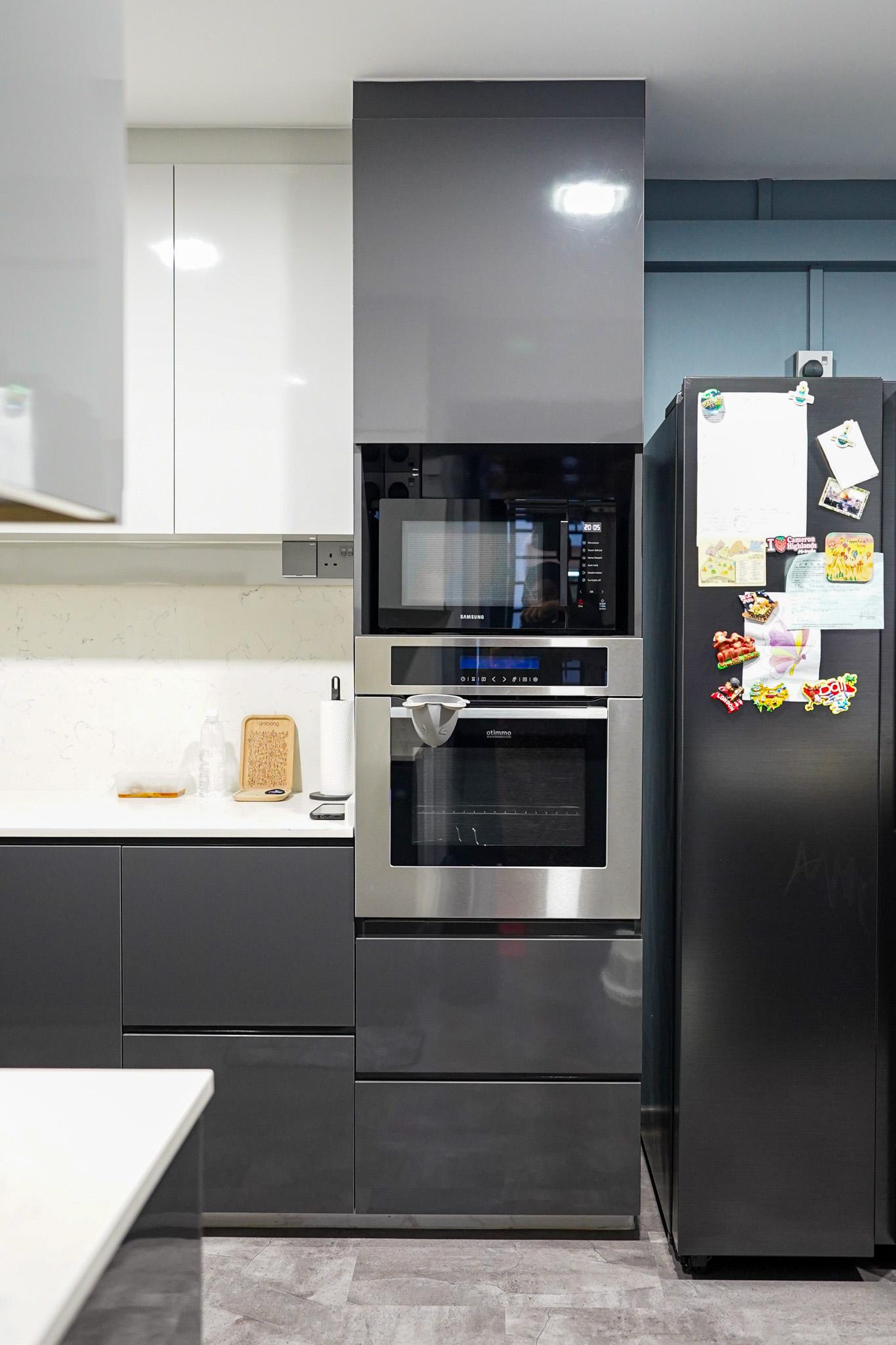 Modern Kitchen with Countertop and Homogeneous Tiles