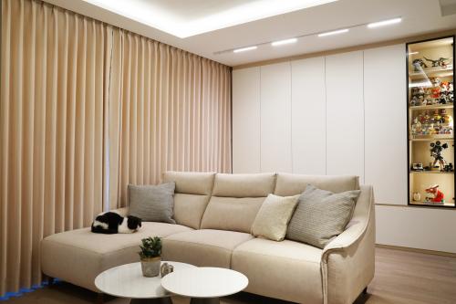 Modern Living Room at Sembawang Crest