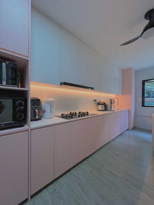Modern Kitchen at 659B JURONG WEST ST 65