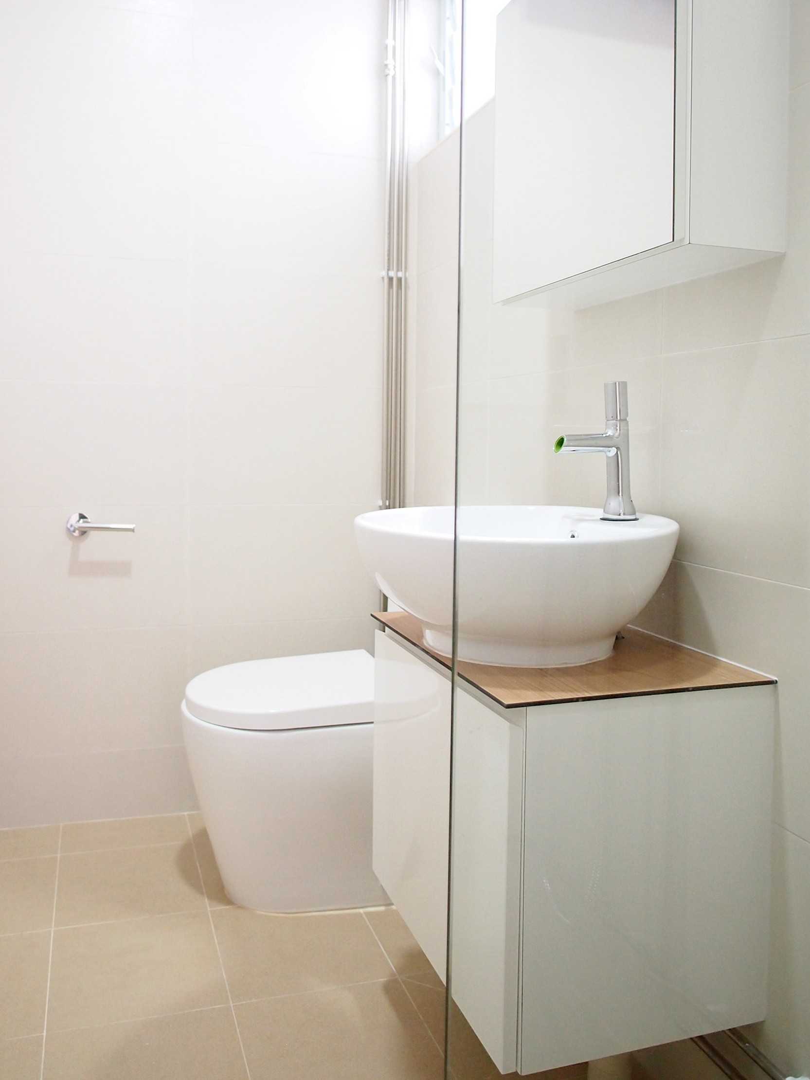 Scandinavian Bathroom with Countertop and Homogeneous Tiles