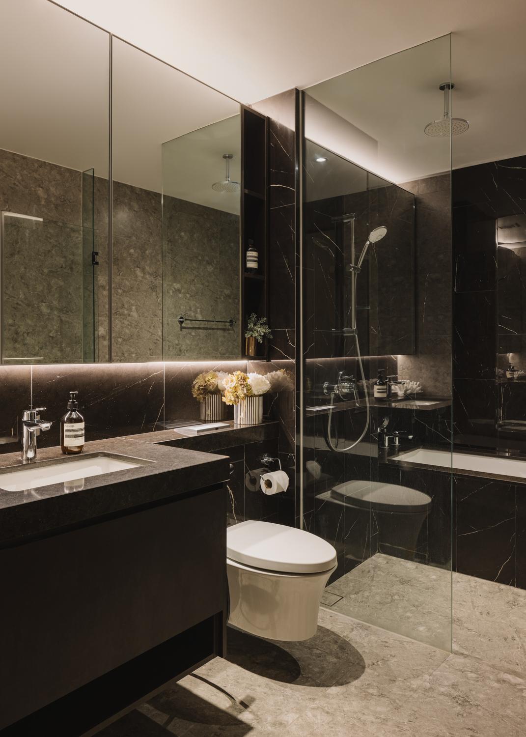 Modern Bathroom with Mirror and Bathtub