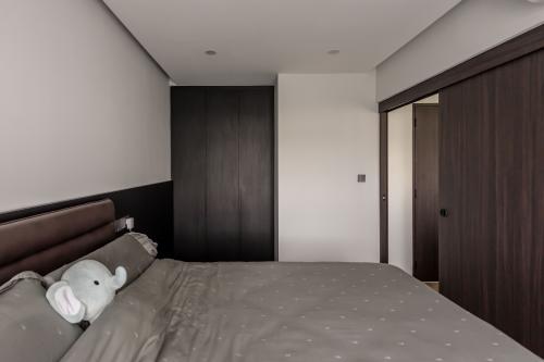 Contemporary Bedroom at Ang Mo Kio