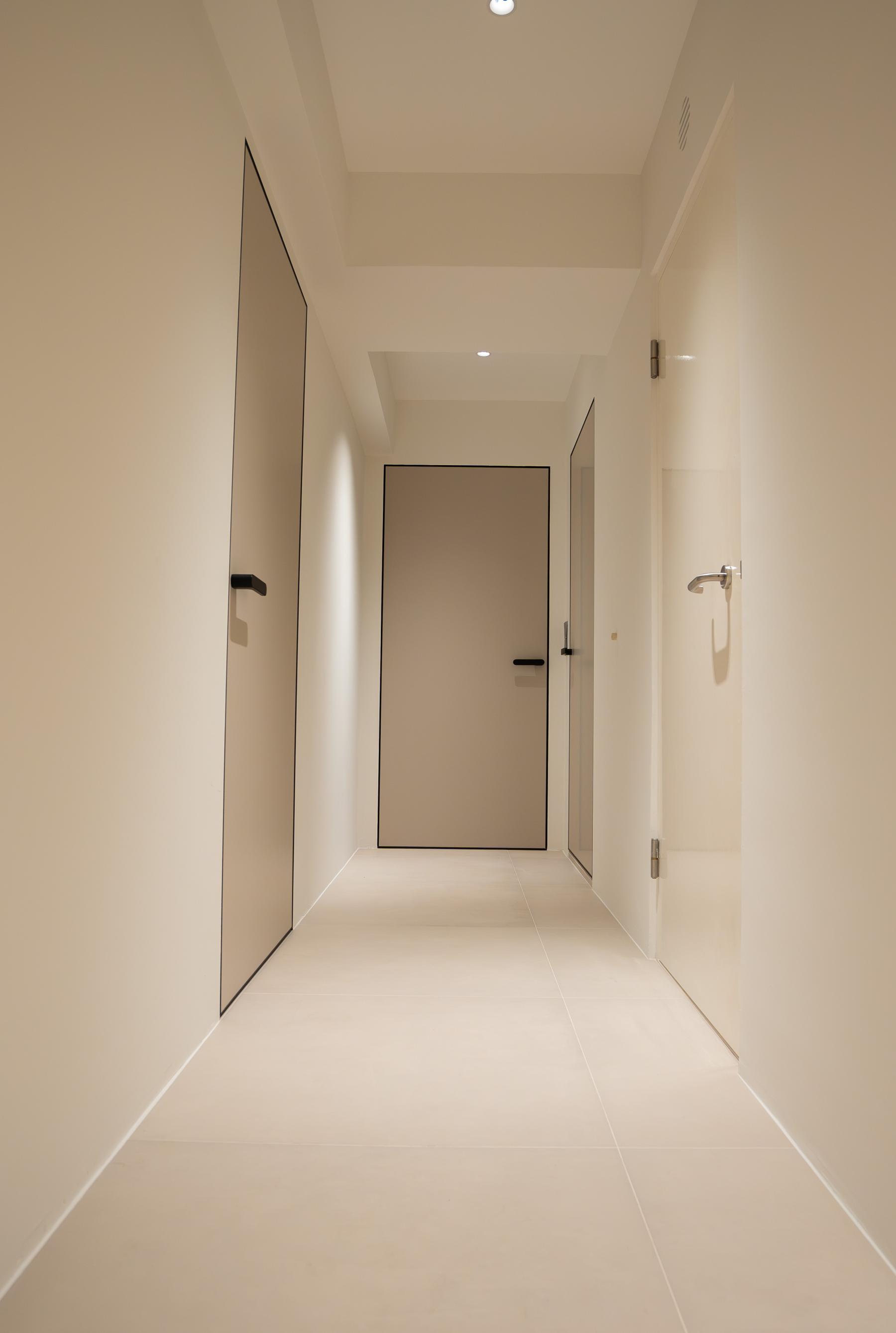 Modern Hallway with Homogeneous Tiles and Doors