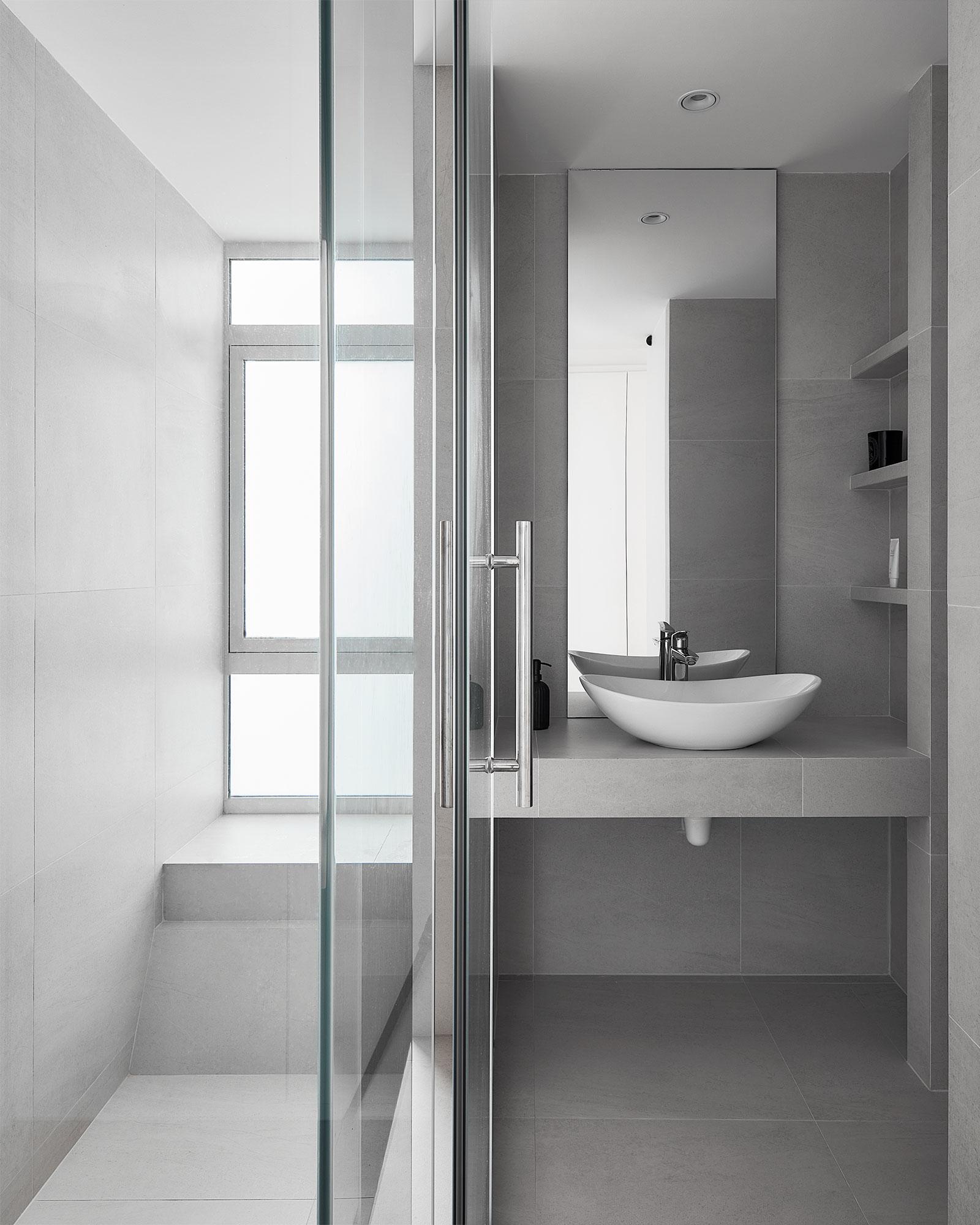 Contemporary Bathroom with Countertop and Homogeneous Tiles