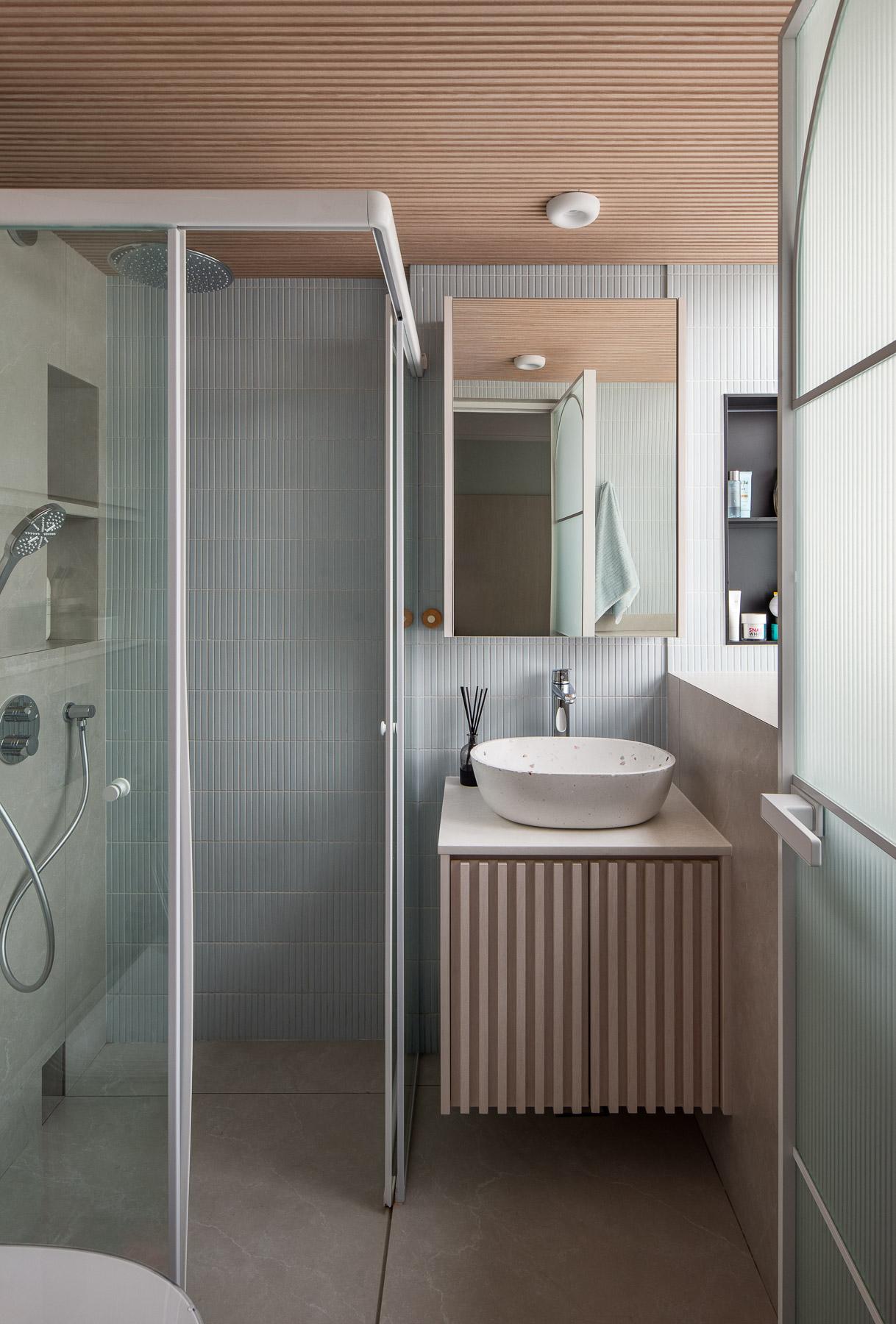 Modern Bathroom with Countertop and Homogeneous Tiles