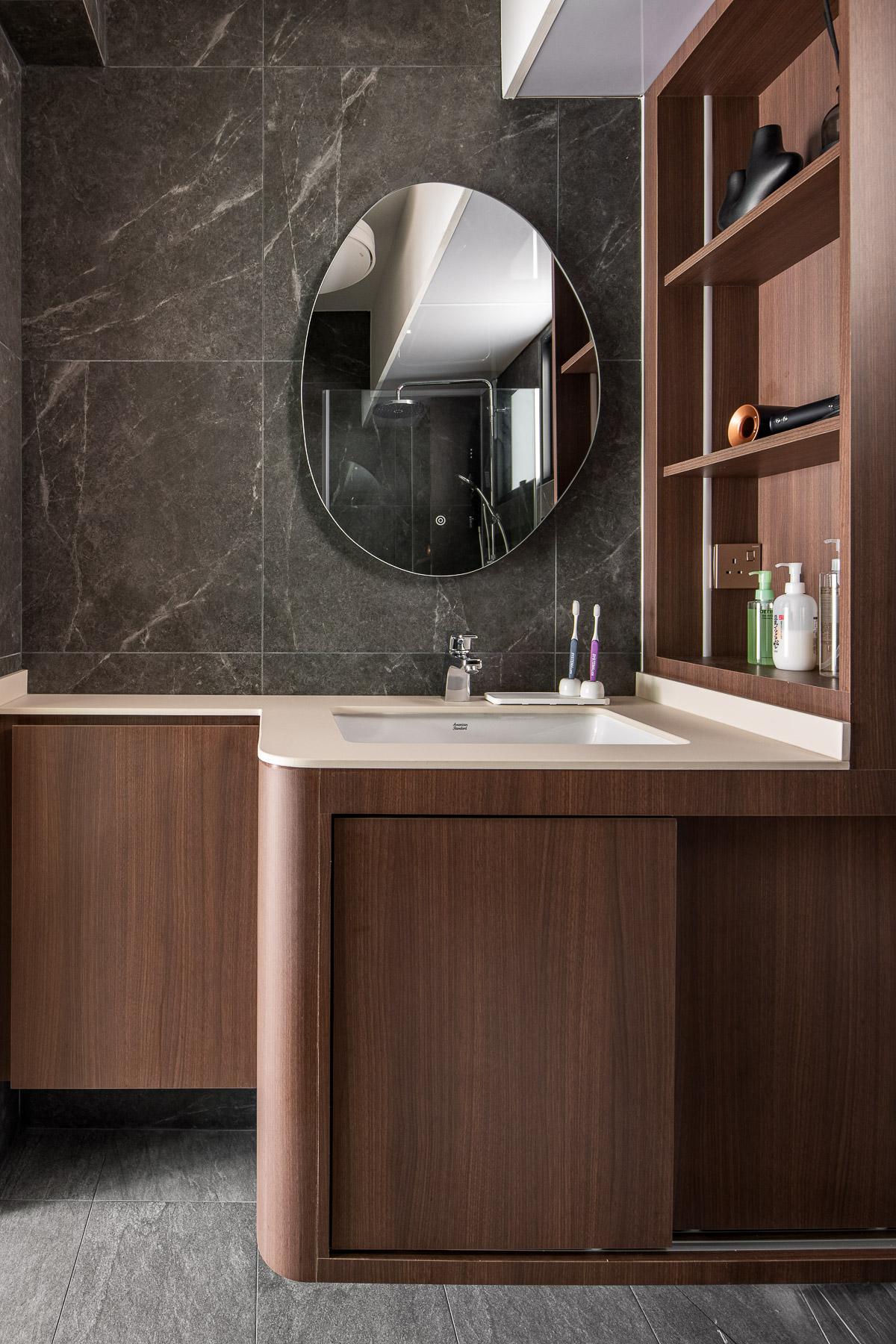 Modern Bathroom with Countertop and Homogeneous Tiles