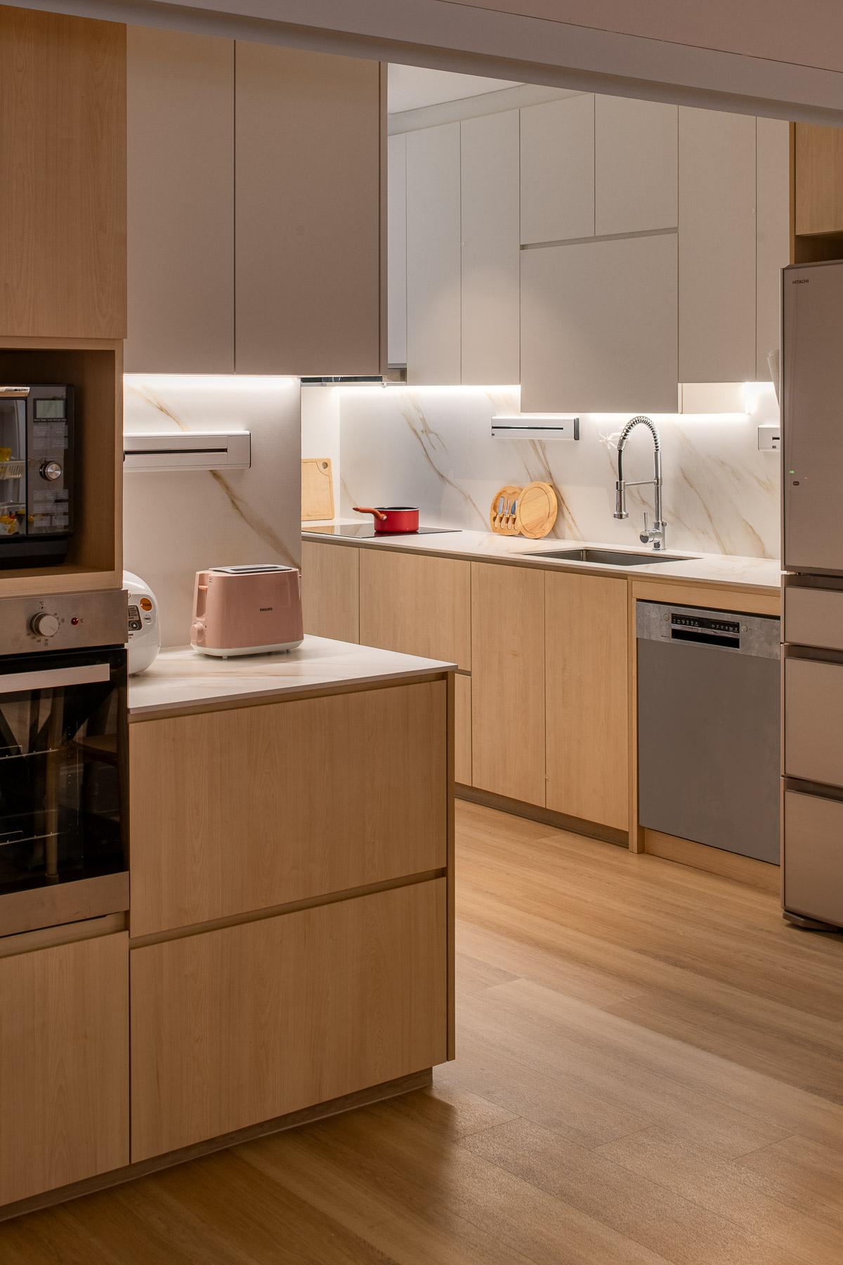 Scandinavian Kitchen with Countertop and Open Kitchen