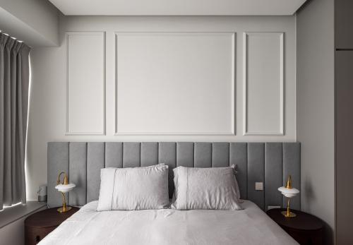 Modern Bedroom at twin regency