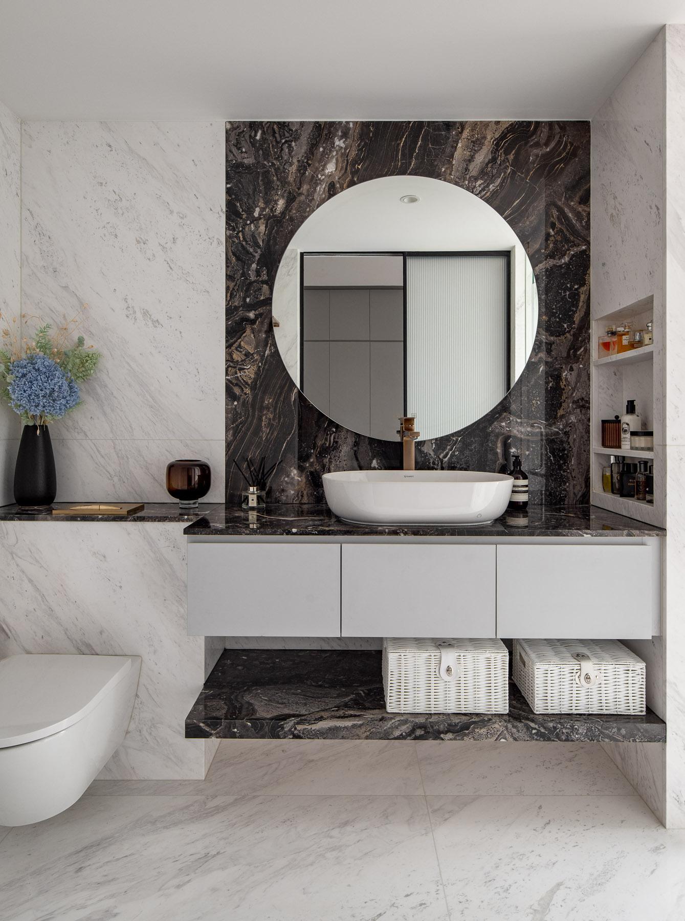 Modern Bathroom with Countertop and Homogeneous Tiles