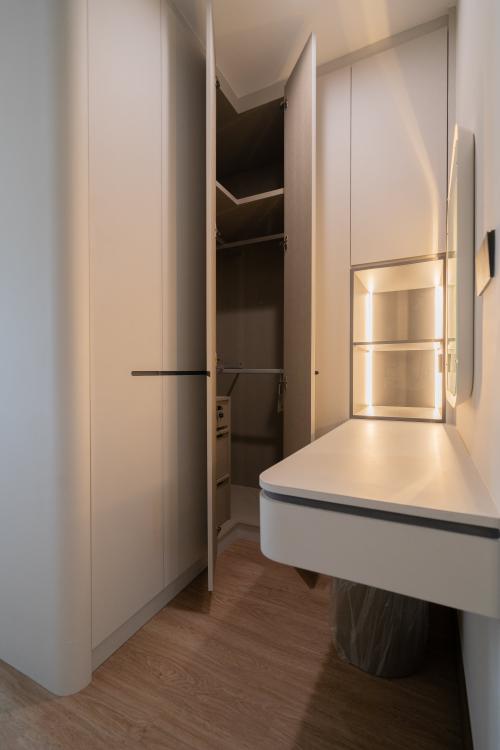 Modern Walk-in Wardrobe at Garden Vale @ Tengah