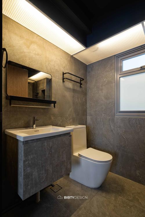 Industrial Bathroom at 425A Northshore Crescent