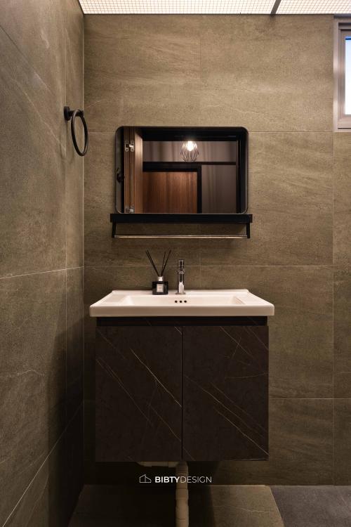 Industrial Bathroom at 425A Northshore Crescent