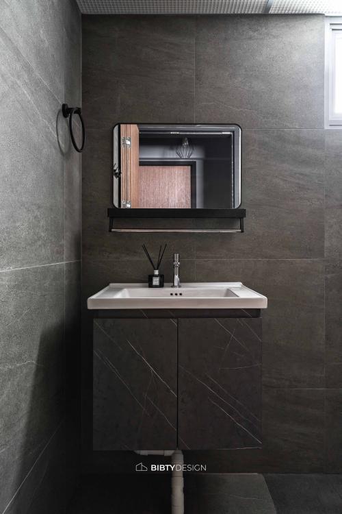 Industrial Bathroom at 425A Northshore Crescent