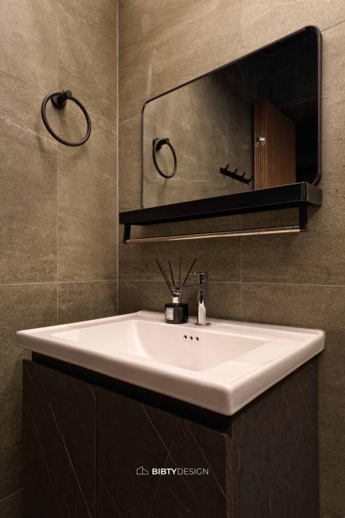 Industrial Bathroom at 425A Northshore Crescent