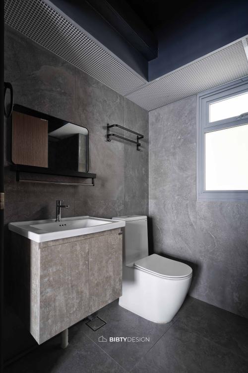Industrial Bathroom at 425A Northshore Crescent