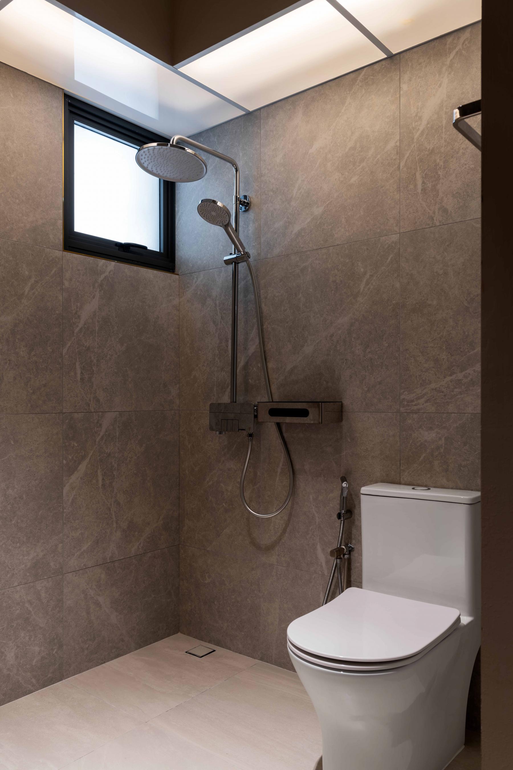 Contemporary Bathroom with Homogeneous Tiles and Rainshower