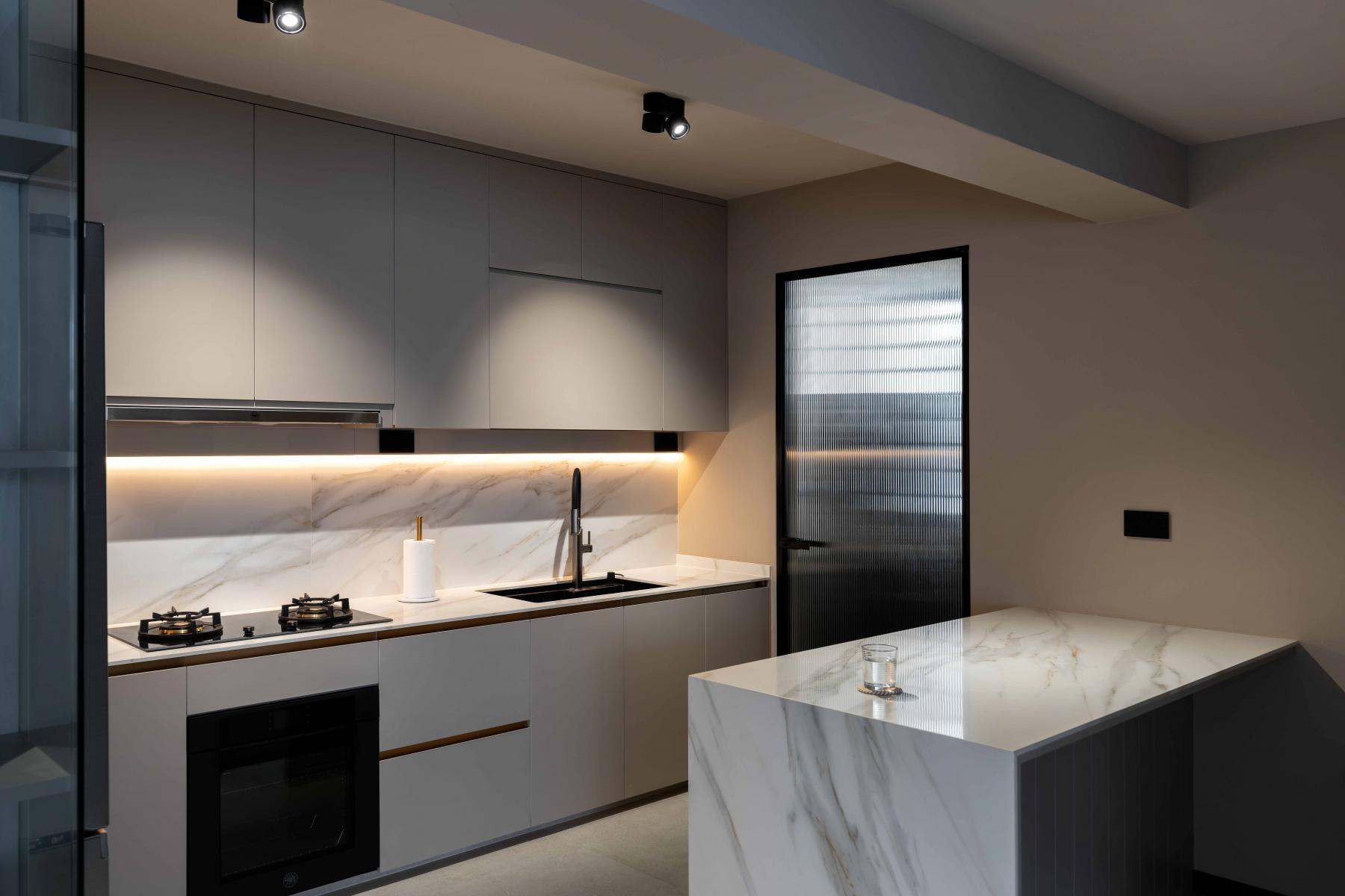 Contemporary Kitchen with Kitchen Island and Open Kitchen