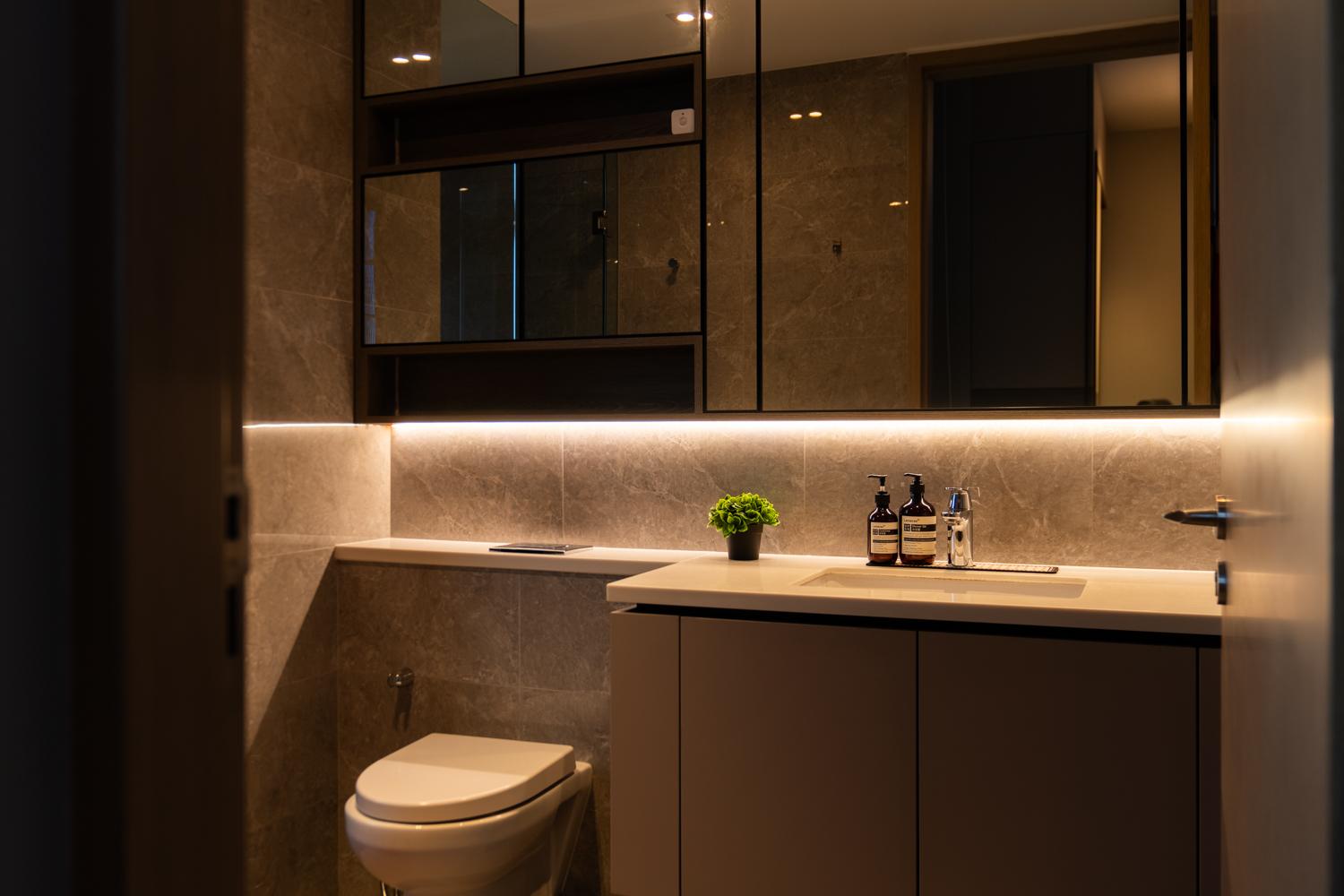 Modern Bathroom with Homogeneous Tiles and Bathtub
